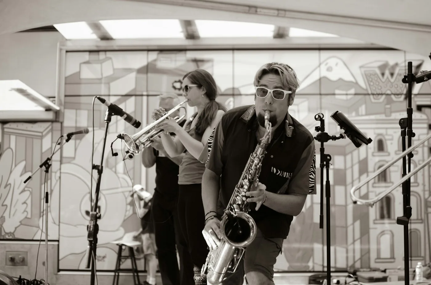 Saxofonista y trompetistas durante una actuación en directo.